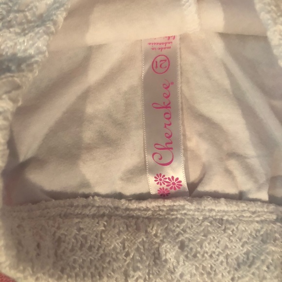 Cute button down tank top with white lace shorts - Picture 4 of 4